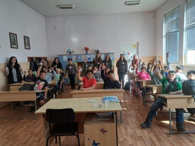 Подарък за мама ( изработване на курабийки) по Проект "Бъдеще за децата в община Лозница" - ОУ Христо Ботев - Гороцвет